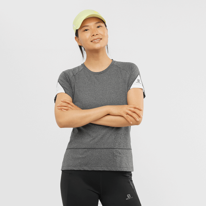 SalomonLF4H892 Kısa kollu kadın tişörtü - çapraz geçişli grafik siyah/melanj/beyaz